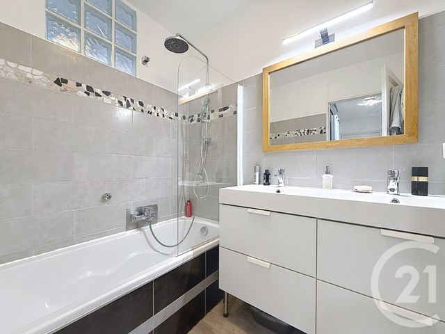 Appartement F3 à vendre - 3 pièces - 61.59 m2 - ANTIBES - 06 - PROVENCE-ALPES-COTE-D-AZUR - Century 21 Roi Soleil